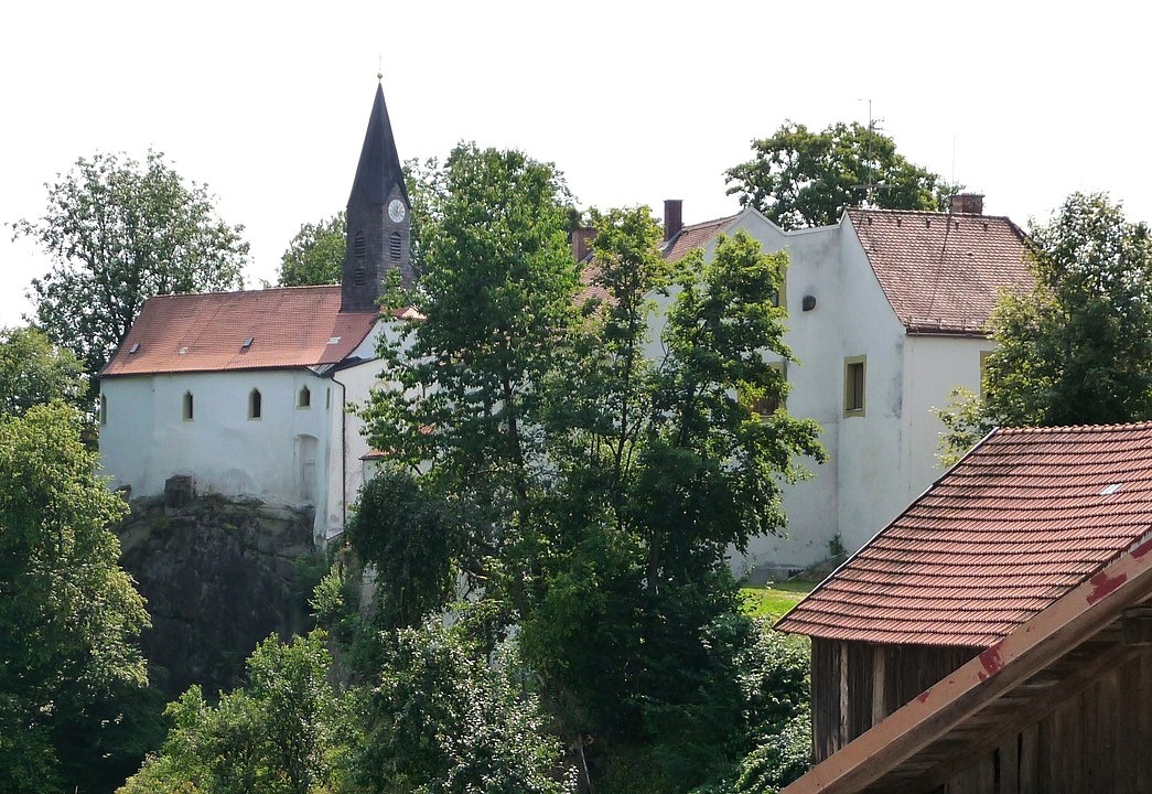 Schloss Ranfels mit Pfarrkirche - Burg Ranfels bei Zenting in der ErlebnisRegion Bayerischer Wald