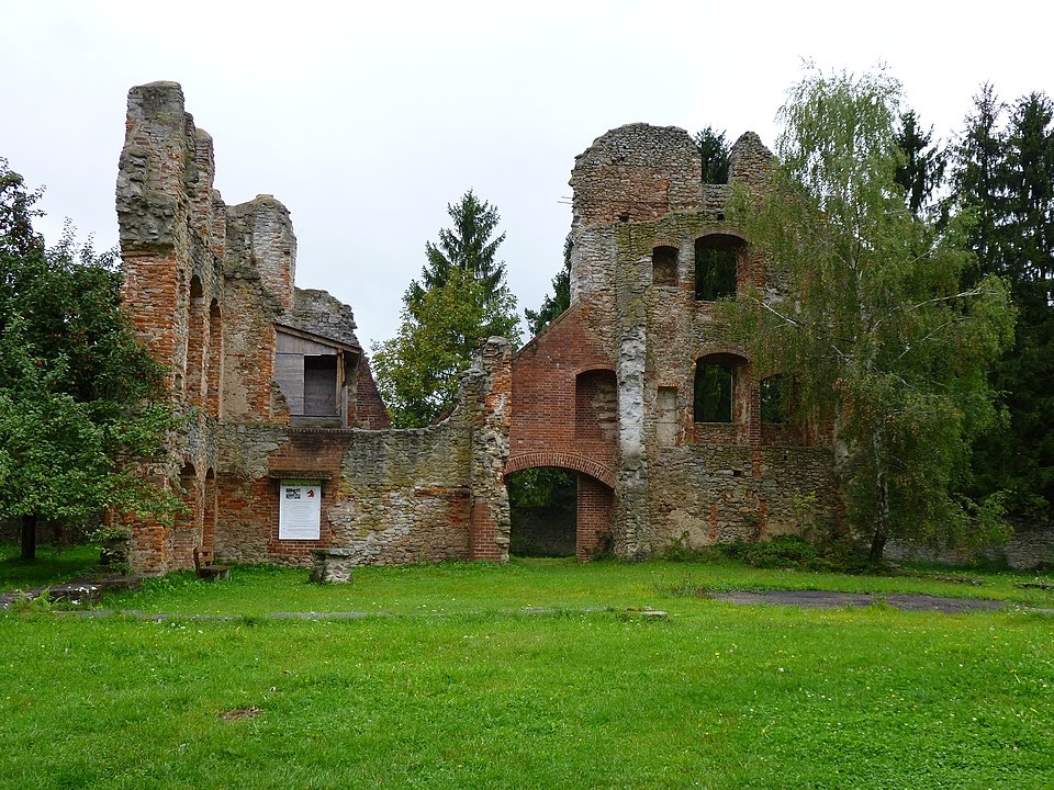 Ehemalige Höhenburg mit Reste des Wohnhauses und Stall - Burgruine Haibach in der ErlebnisRegion Bayerischer Wald