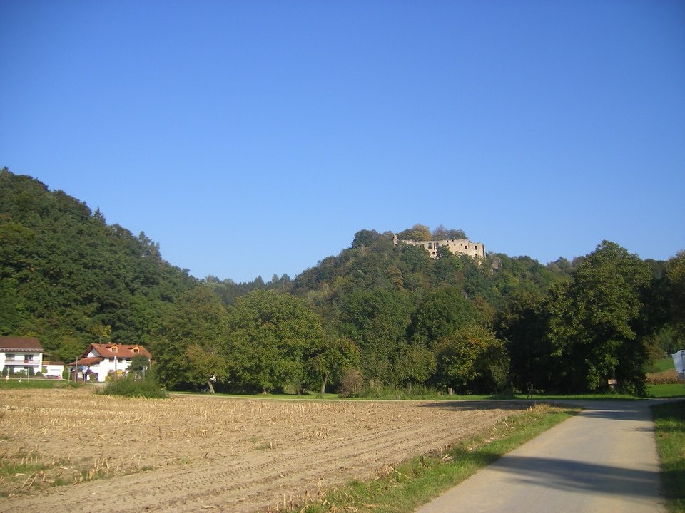 Burgruine Hilgartsberg vom Donauradweg aus - Burgruine Hilgartsberg bei Hofkirchen in der ErlebnisRegion Bayerischer Wald