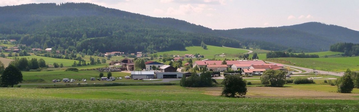 Blick auf den Flugplatz Arnbruck - Flugplatz Arnbruck in der ErlebnisRegion Bayerischer Wald
