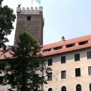 Bayernfahne auf Burg Falkenfels - Burg Falkenfels in der ErlebnisRegion Bayerischer Wald