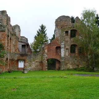 Ehemalige Höhenburg mit Reste des Wohnhauses und Stall - Burgruine Haibach in der ErlebnisRegion Bayerischer Wald