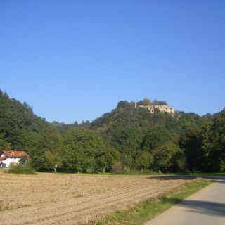 Burgruine Hilgartsberg vom Donauradweg aus - Burgruine Hilgartsberg bei Hofkirchen in der ErlebnisRegion Bayerischer Wald