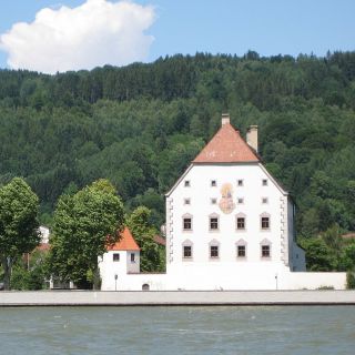Schloss Obernzell von der Donau aus gesehen - Schloss Obernzell in der ErlebnisRegion Bayerischer Wald