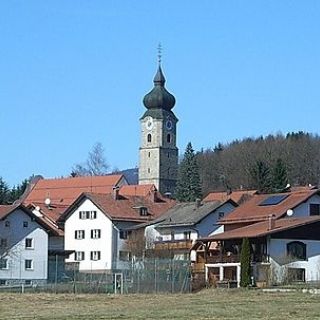 Dachselsried mit Pfarrkirche - Drachselsried in der ErlebnisRegion Bayerischer Wald