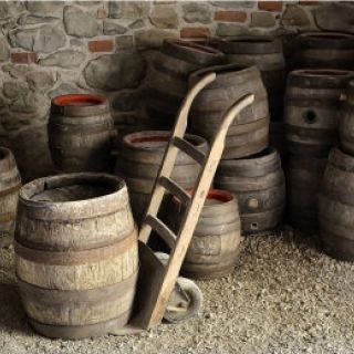 Bierfässer im Bierkeller - Dinkelbier Brauereimuseum Hauzenberg in der ErlebnisRegion Bayerischer Wald