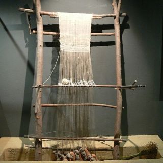 Rekonstruktion Webstuhl ca. 1100 - 800 v. Chr. - Museum Quintana in Künzing in der ErlebnisRegion Bayerischer Wald