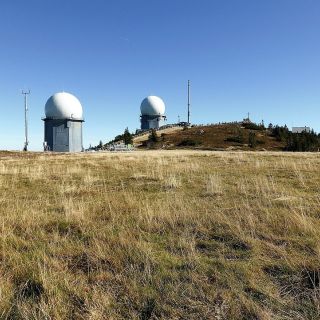 Blick über Arberwiese auf Radarstationen des Großen Arbergipfel - Großer Arber in der ErlebnisRegion Bayerischer Wald
